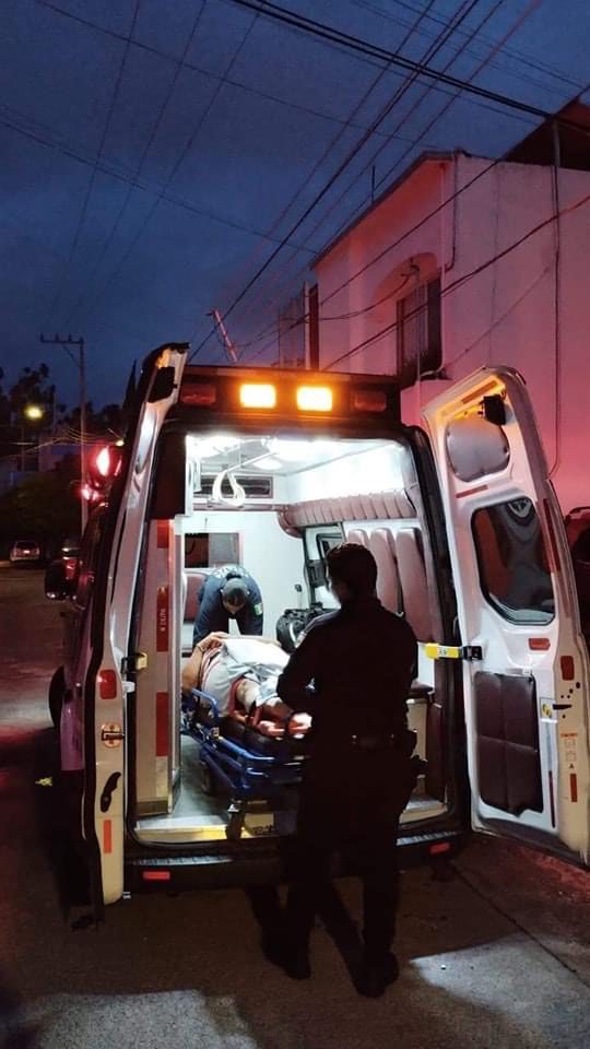 Persona arriba de una ambulancia