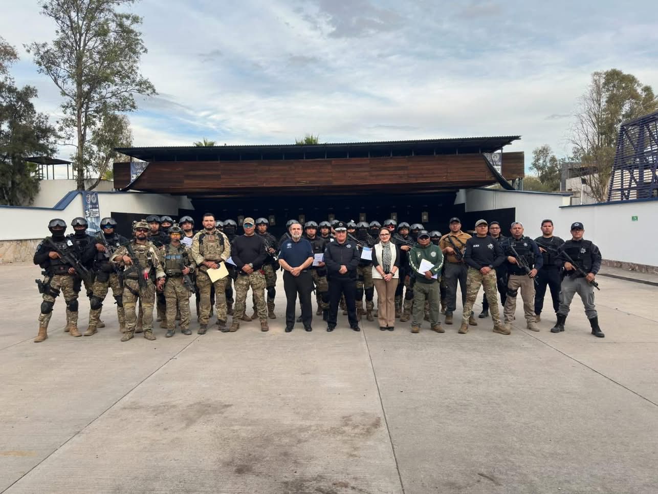 Grupo de Operaciones Especiales se capacita con técnicas élite para situaciones de alto riesgo