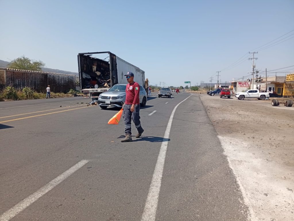 Protección Civil Ahuacatlán mantiene labores nocturnas para garantizar seguridad vial