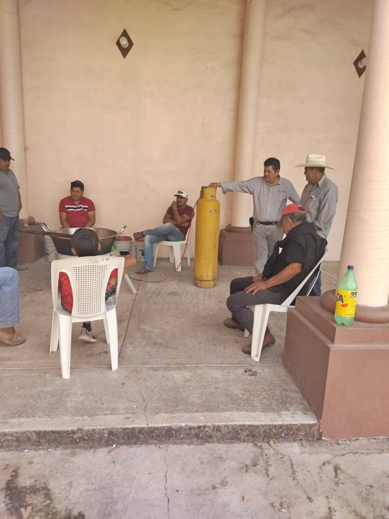 Autoridades municipales supervisan atención a personas varadas y liberación de carretera