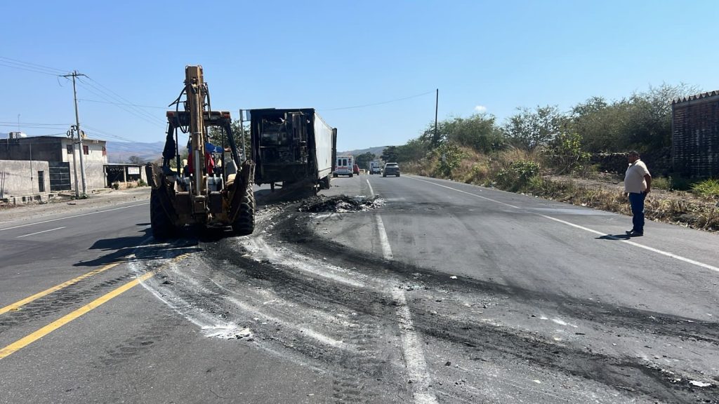 Protección Civil Ahuacatlán mantiene labores nocturnas para garantizar seguridad vial