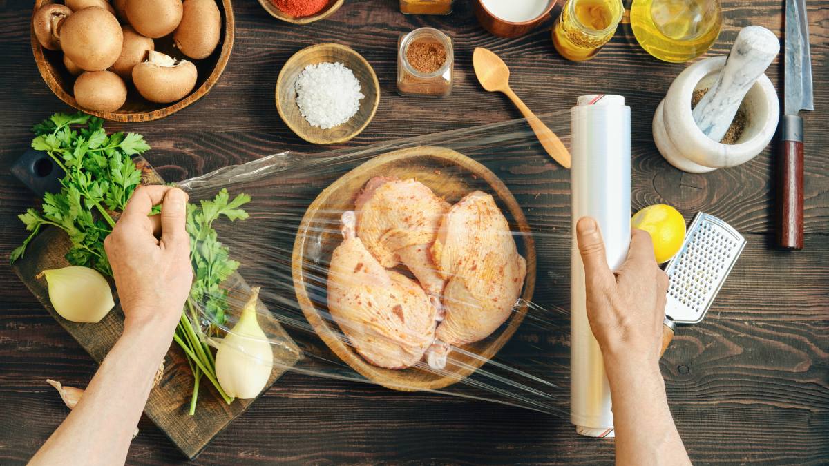Dieta de comer plástico o “plastic eating”, la práctica viral que preocupa a especialistas en nutrición