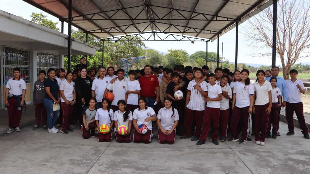 Entrega de material deportivo fortalece actividad física y desarrollo estudiantil en Ahuacatlán