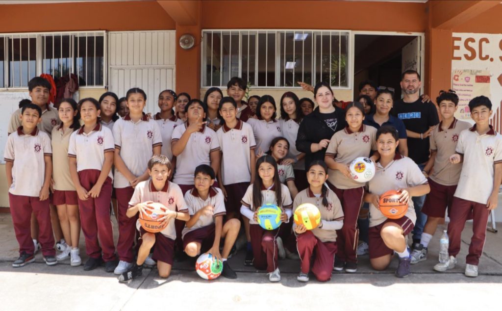 Entrega de material deportivo fortalece actividad física y desarrollo estudiantil en Ahuacatlán