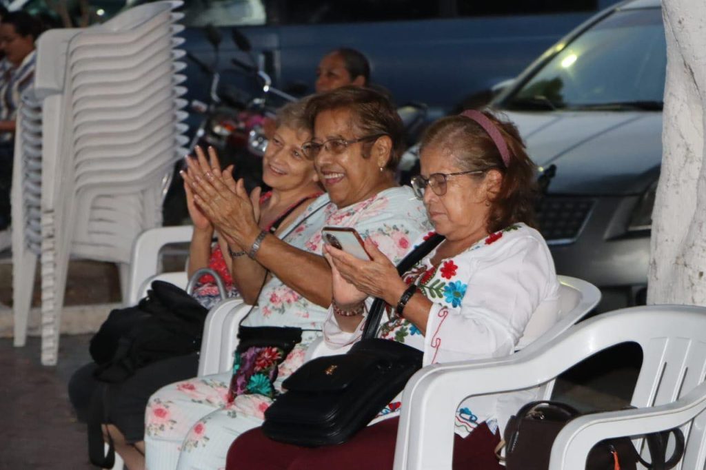 Viernes social reúne a adultos mayores en jornada de convivencia, música y bienestar en Ahuacatlán