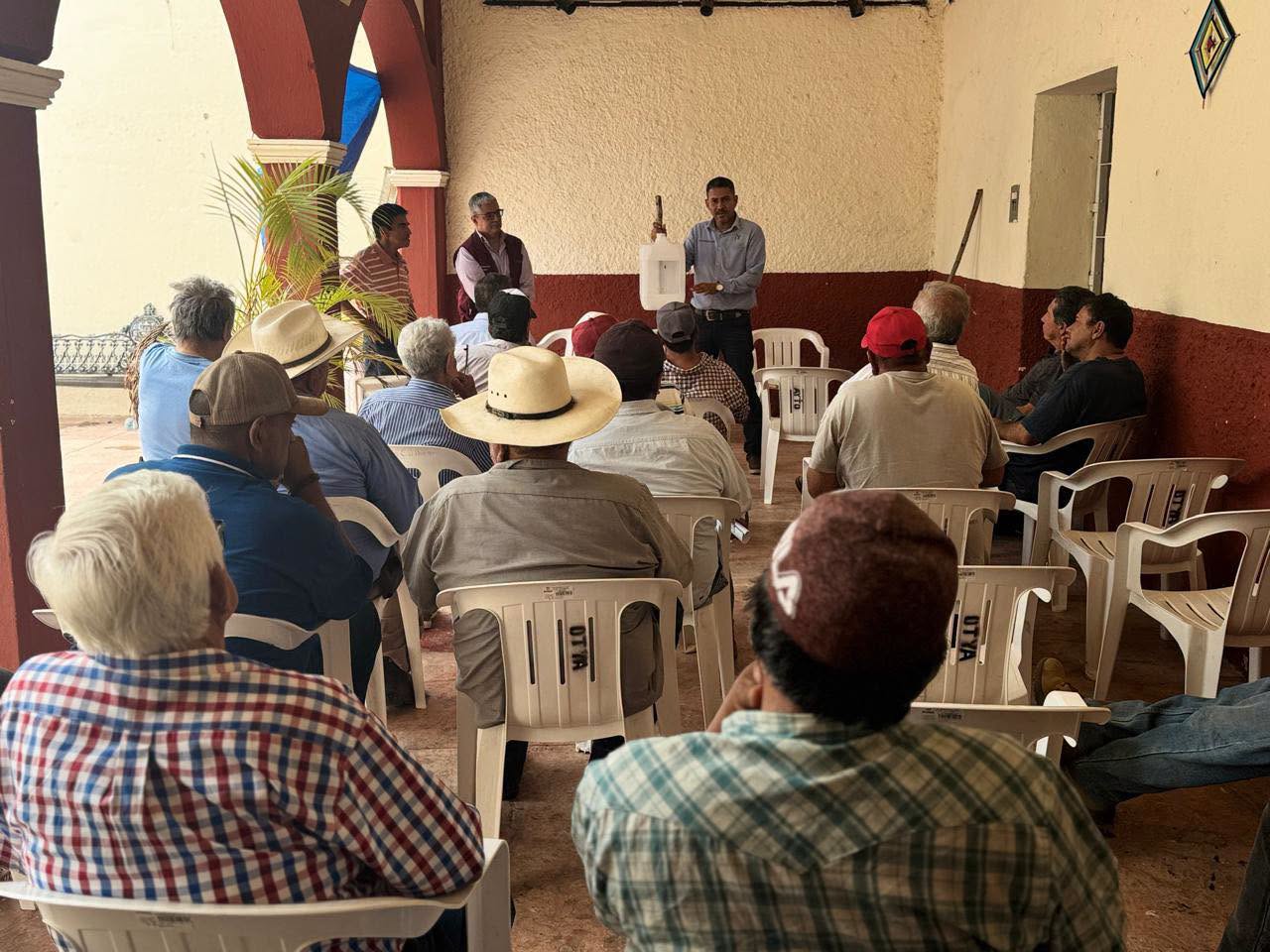 Ahuacatlán fortalece el control del gusano cogollero con entrega de trampas y feromonas a productores de maíz