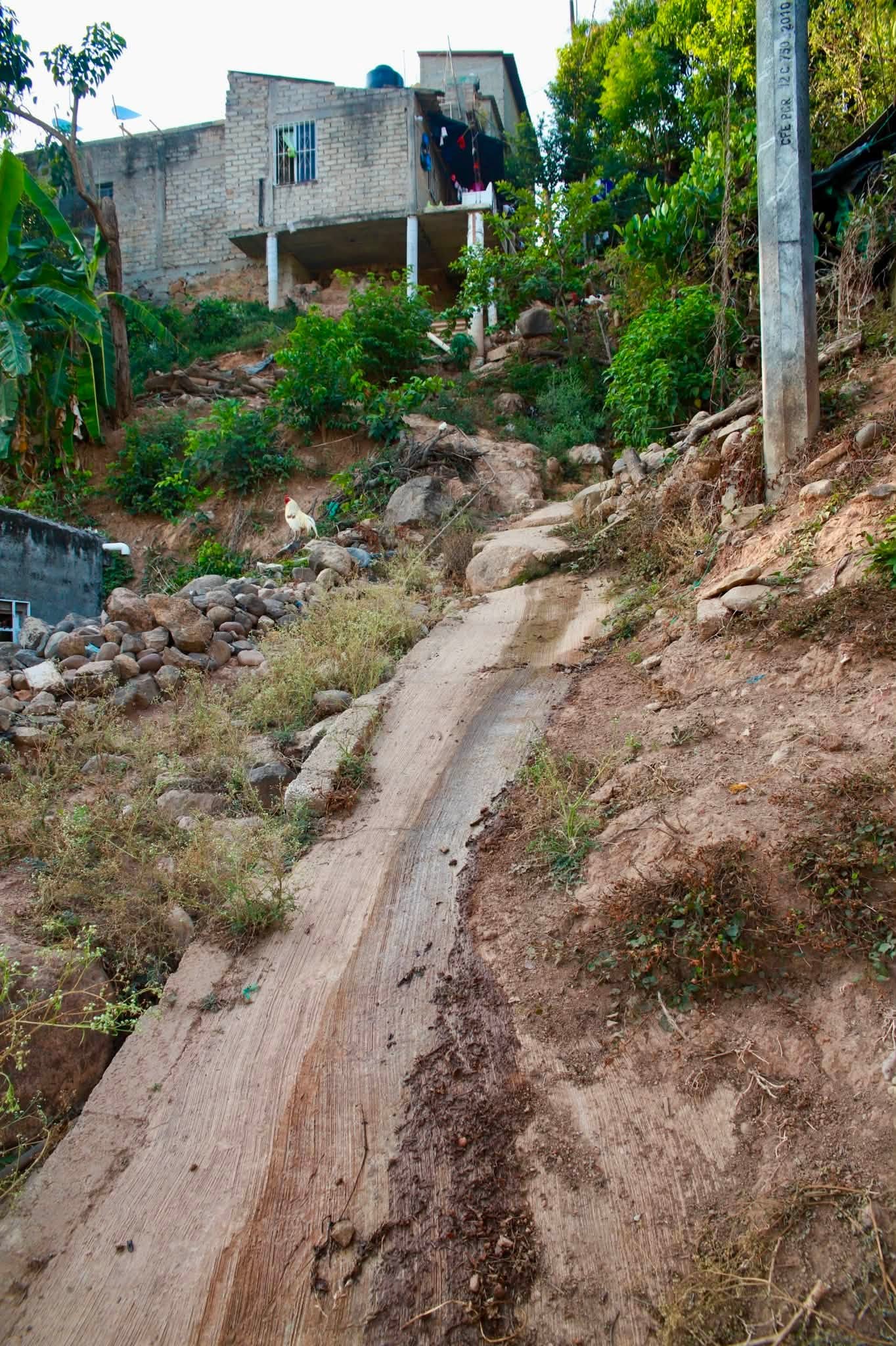 Gobierno de San Blas mejora el Callejón Sinaloa en Jalcocotán con nuevas escaleras para un paso más seguro