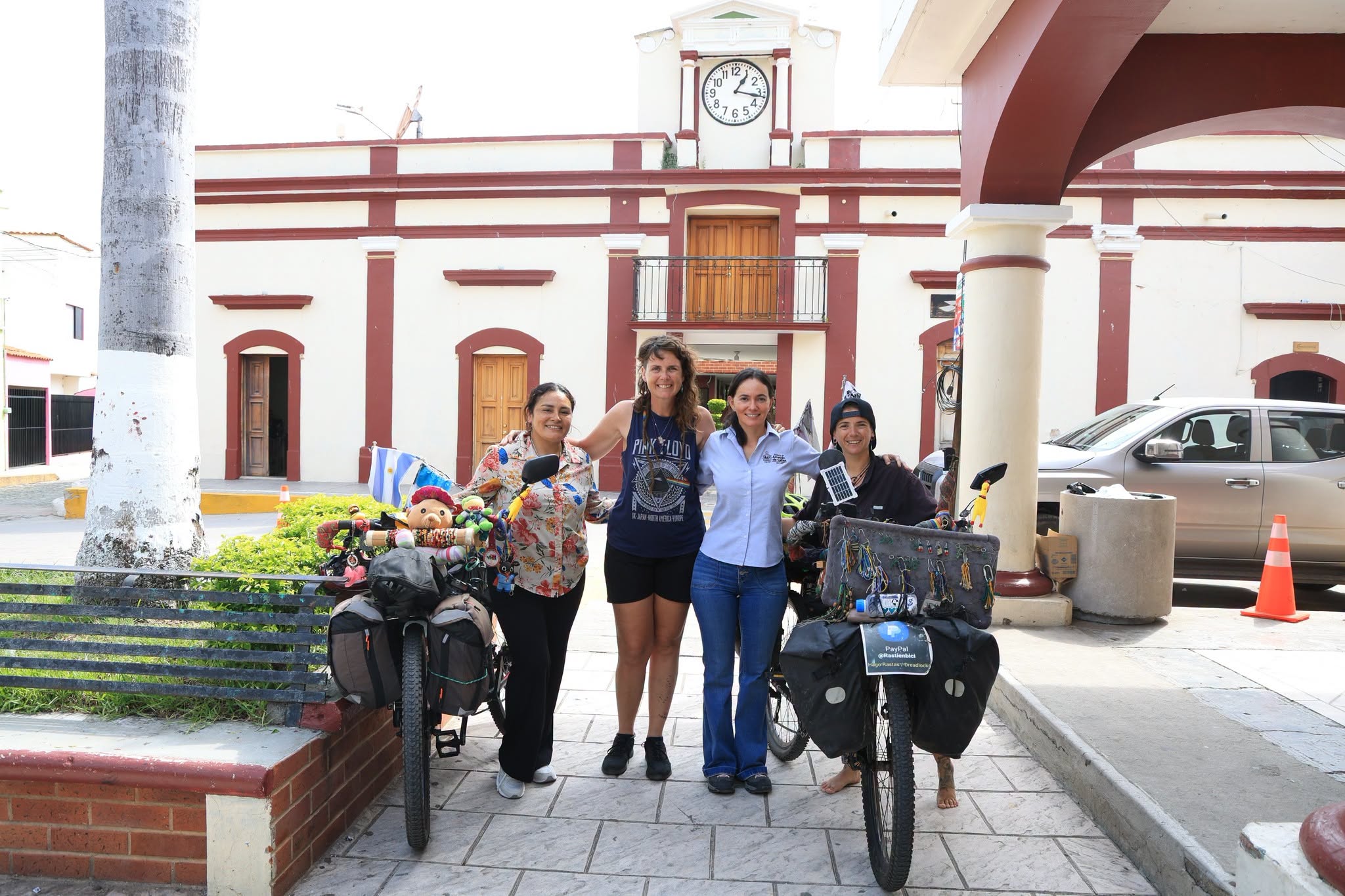 Amatlán de Cañas recibe a ciclistas que recorren las Américas con un mensaje contra el cáncer