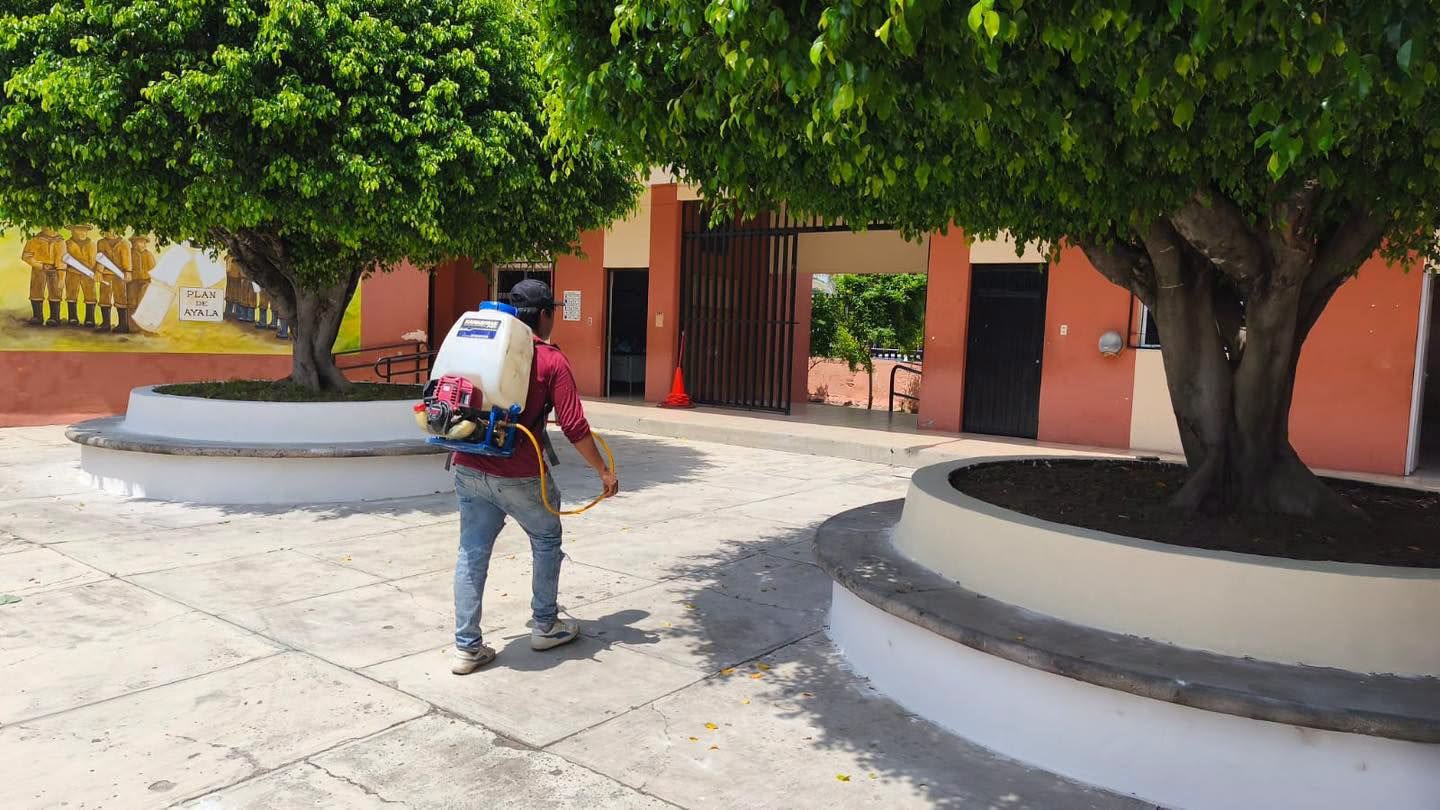Fumigación en escuelas de Ahuacatlán previo al regreso a clases