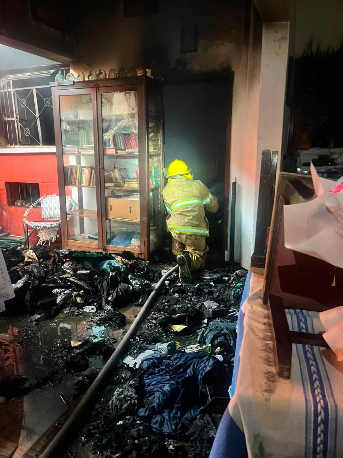 Incendio en vivienda de Tuxpan deja una persona sin vida; Protección Civil atendió la emergencia