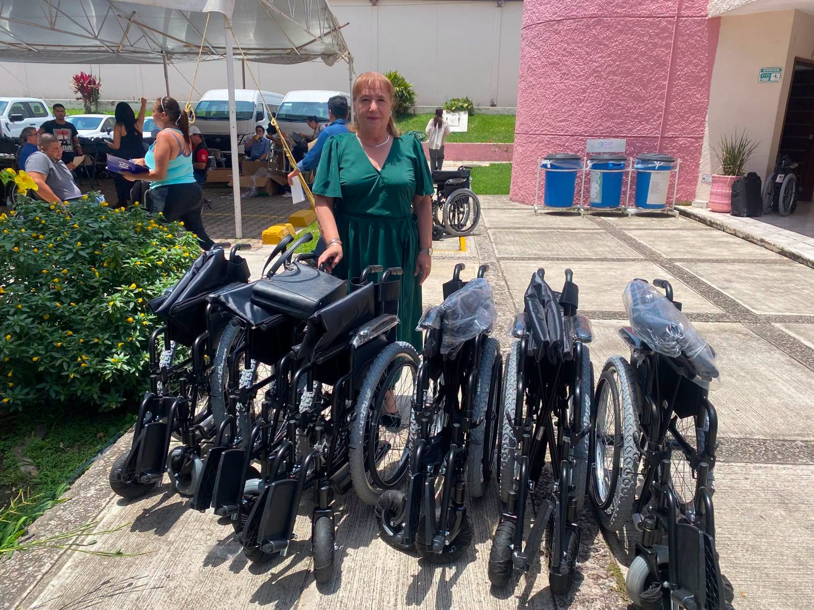 Ahuacatlán recibe 10 sillas de ruedas y 3 bastones para apoyar la movilidad de sus habitantes
