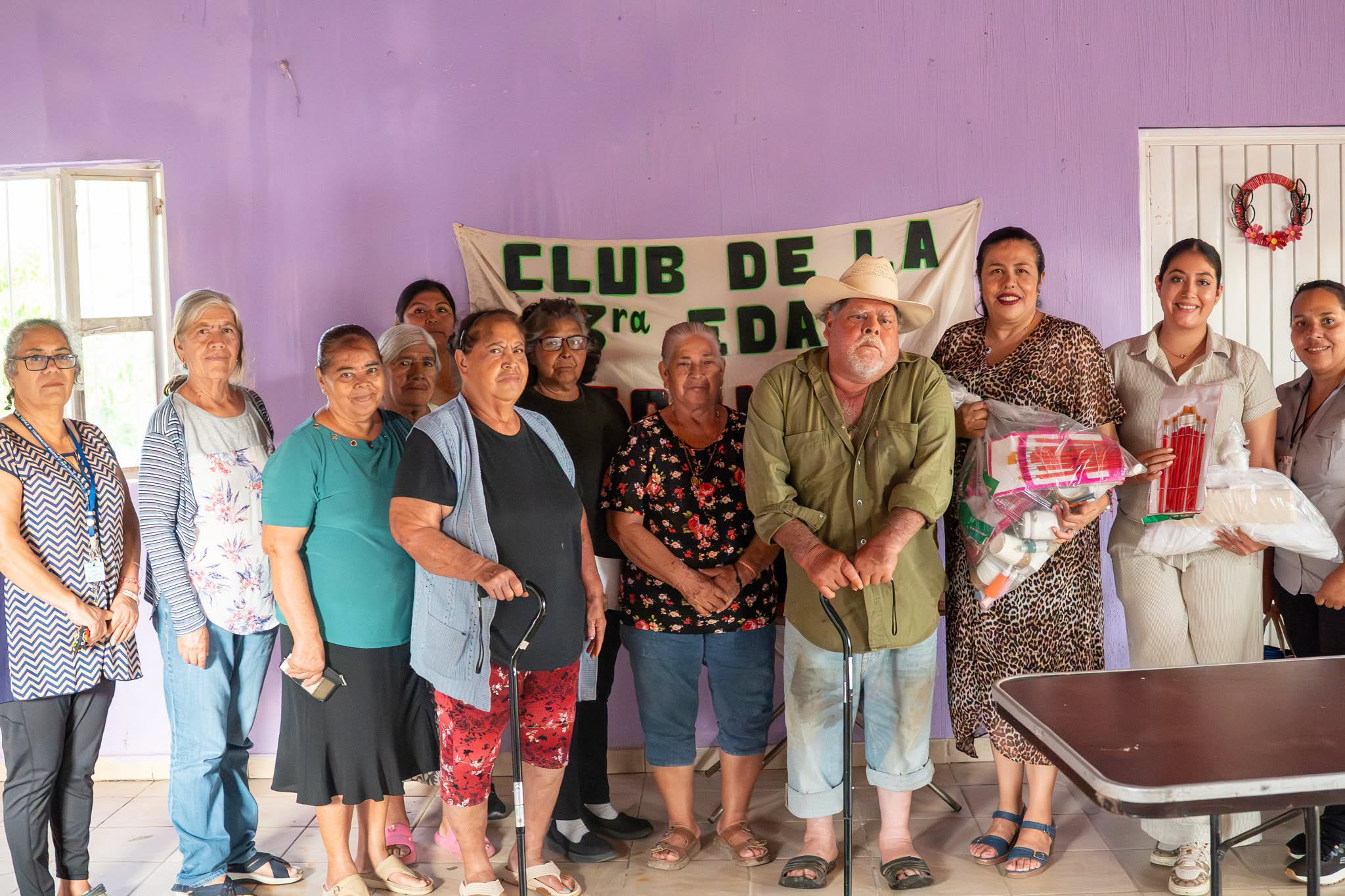 Presidenta municipal visita Tequilita y entrega aparatos ortopédicos a adultos mayores