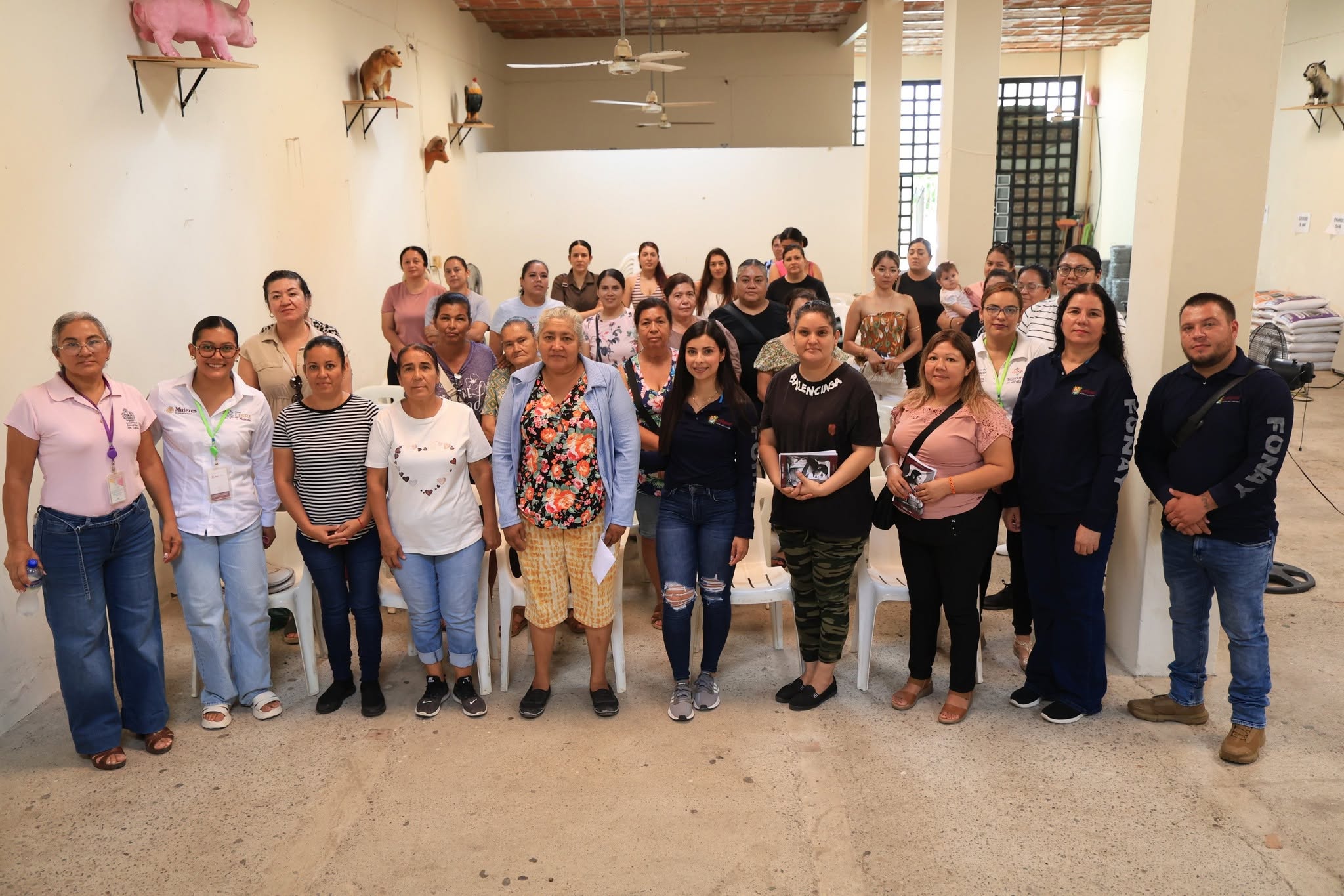 Plática sobre financiamiento para mujeres acerca opciones para emprender en Amatlán de Cañas