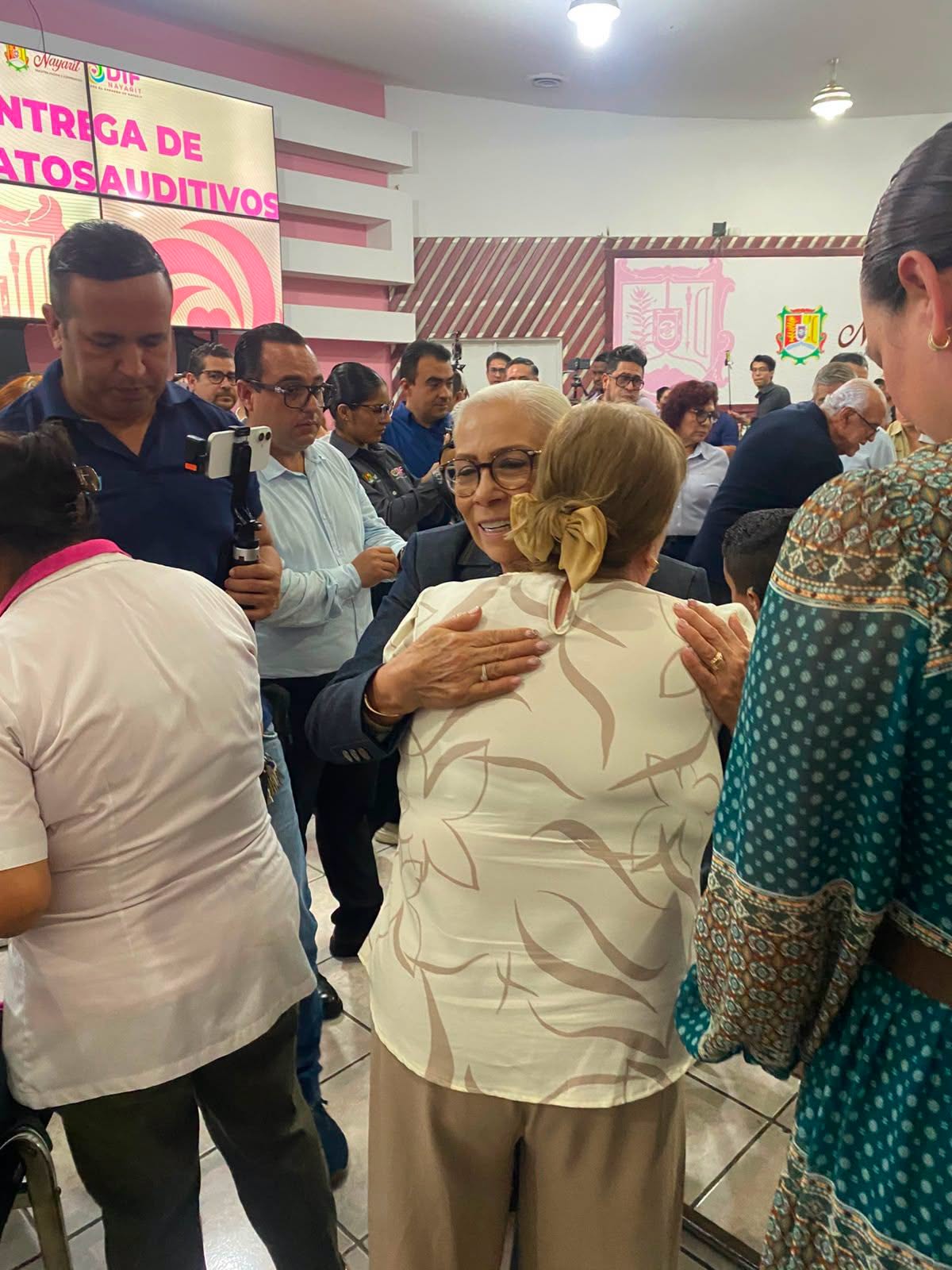 Ahuacatlán acerca aparatos auditivos a 22 personas mediante gestión con el DIF Nayarit