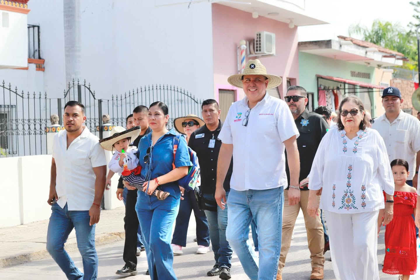 San Blas realiza desfile por la Independencia de México sobre la avenida Juárez