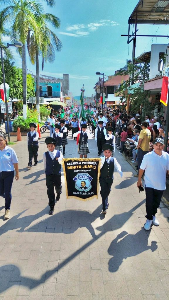 San Blas realiza desfile por la Independencia de México sobre la avenida Juárez