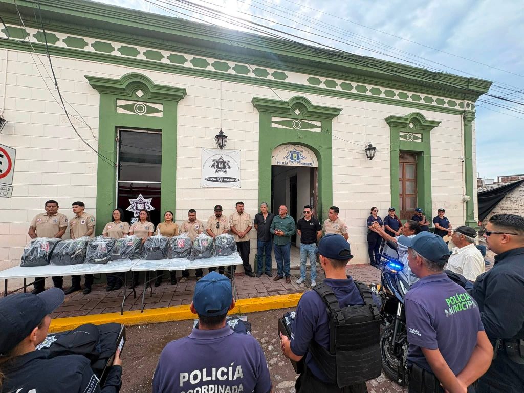 Tuxpan fortalece seguridad y movilidad con entrega de uniformes y nuevas motocicletas