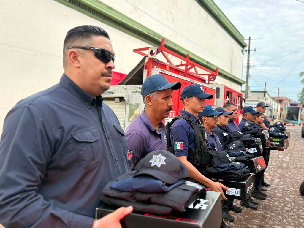 Tuxpan fortalece seguridad y movilidad con entrega de uniformes y nuevas motocicletas