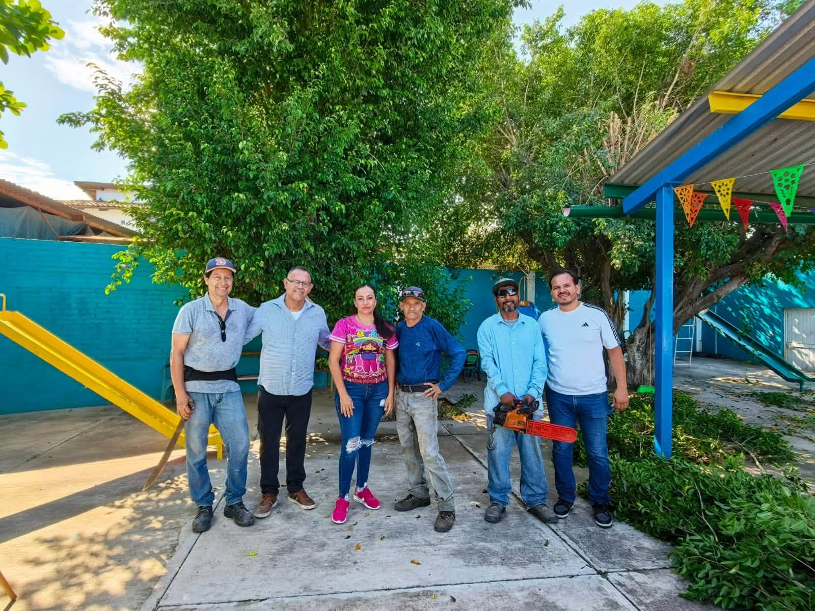 Realizan limpieza y poda de árboles en el preescolar Rosaura Zapata de Ahuacatlán