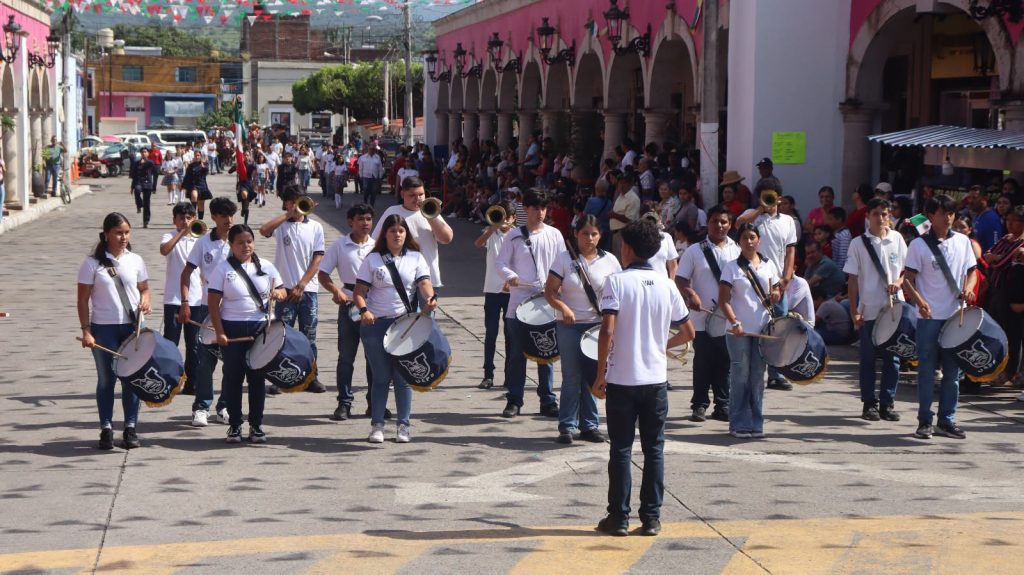 Ahuacatlán realiza Desfile Cívico Militar por el 216 aniversario de la Independencia de México
