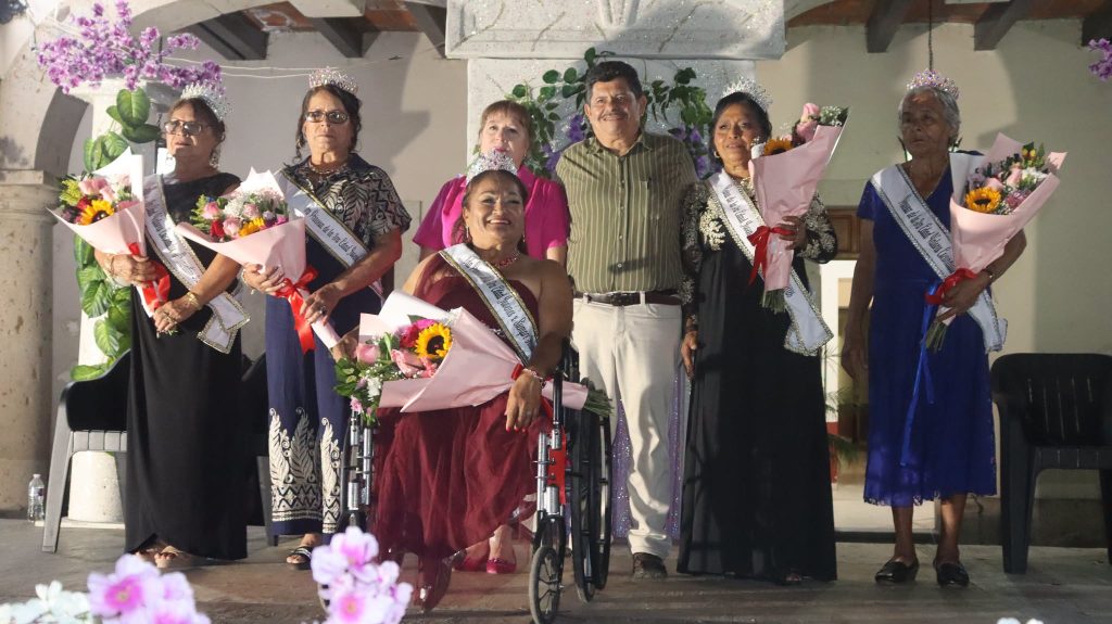 Ahuacatlán corona a nuevas Reinas de la Tercera Edad de los clubes municipales