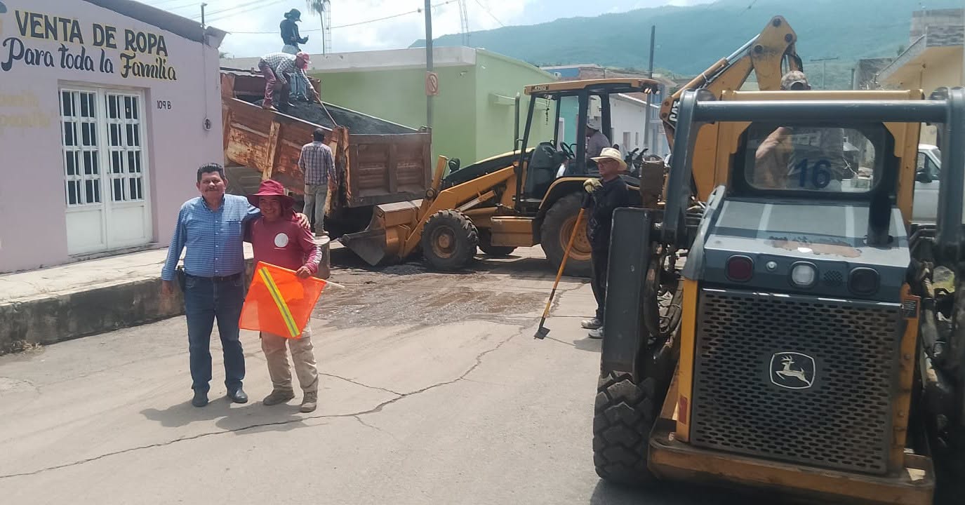 Ahuacatlán inicia jornada de bacheo en calles del Centro Histórico
