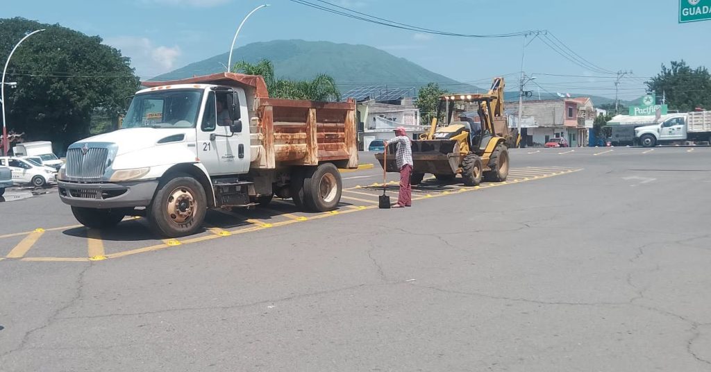 Ahuacatlán inicia jornada de bacheo en calles del Centro Histórico
