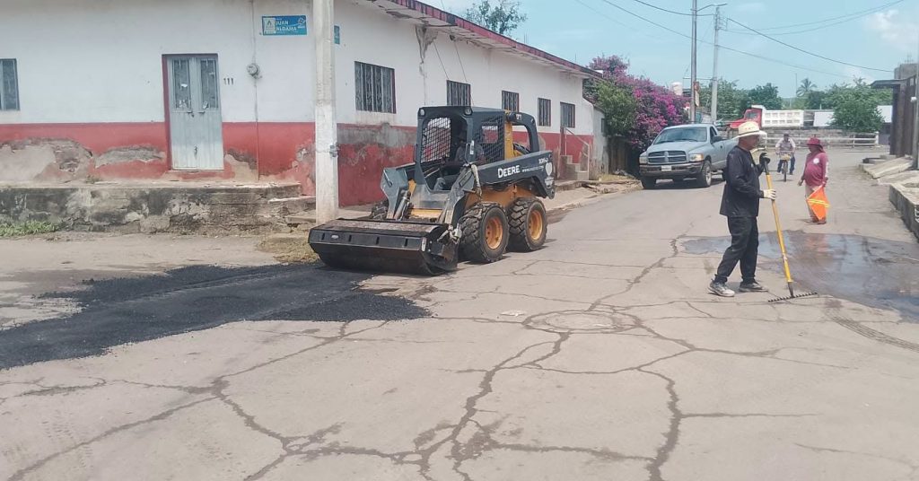 Ahuacatlán inicia jornada de bacheo en calles del Centro Histórico