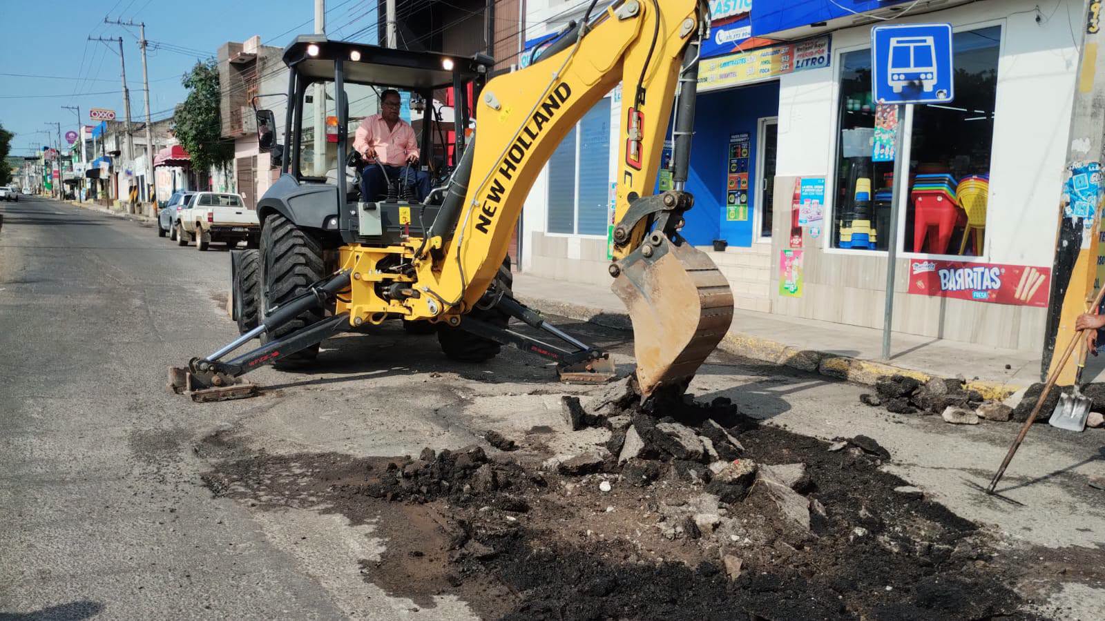 Xalisco continúa con trabajos de bacheo para mejorar vialidades