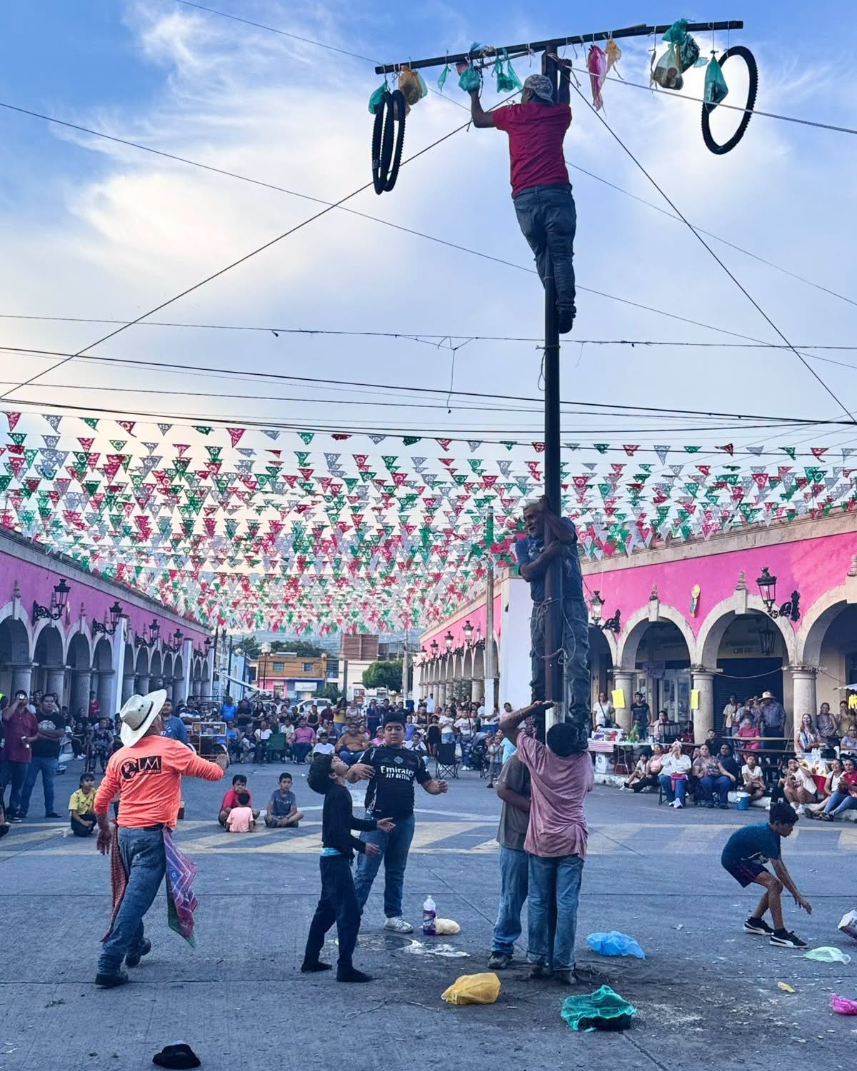 Ahuacatlán realiza tradicional Palo Encebado como parte de sus festejos patrios