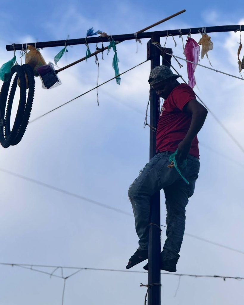 Ahuacatlán realiza tradicional Palo Encebado como parte de sus festejos patrios