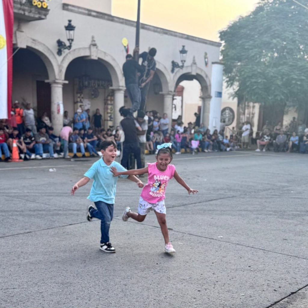 Ahuacatlán realiza tradicional Palo Encebado como parte de sus festejos patrios